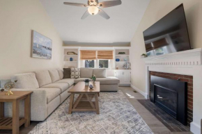 Minutes to Craigville Beach Private Patio and Backyard